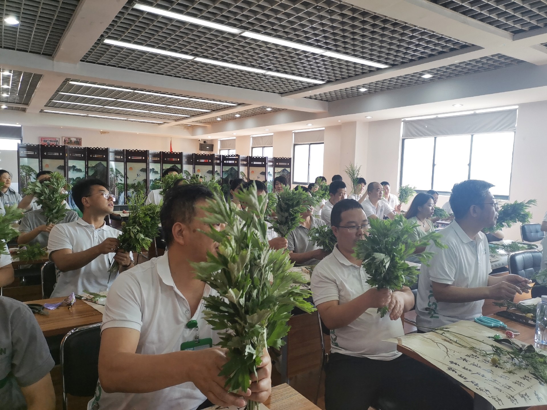 埃克森電源開(kāi)展“艾草花束送安康”DIY活動(dòng)